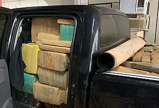 Polícia Federal prende homem que levava 1,4 mil quilos de maconha em picape.