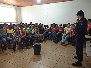 Prestigiada entre jovens, Polícia vai à escola