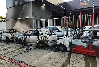 Incêndio criminoso destrói cinco veículos em garagem no Ouro Verde