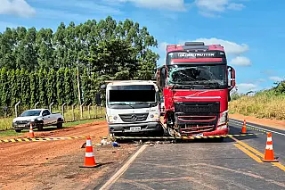 Motorista morre em colisão entre caminhões na MS-306, em Cassilândia