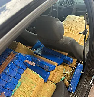 Carga com meia tonelada de maconha é apreendida dentro de oficina