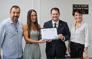 Renato Câmara entrega Moção de Congratulação da ALEMS à atleta Tatiane Bérgamo por conquista da meda