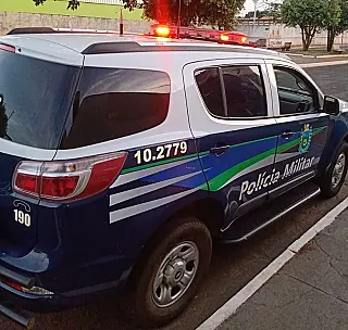 Homem é detido pela PM por estar portando droga para consumo pessoal