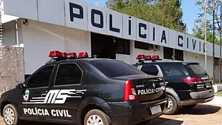 Zelador de rancho é flagrado mostrando partes íntimas para mulher