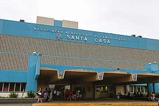 Em coma, esfaqueado que teve as vísceras expostas espera transferência para a UTI
