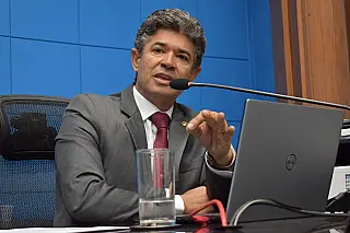 Pai adotivo, deputado enaltece Dia Nacional da Adoção e incentiva "escolher amar"