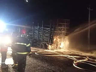 Carreta pega fogo e interdita MS-377