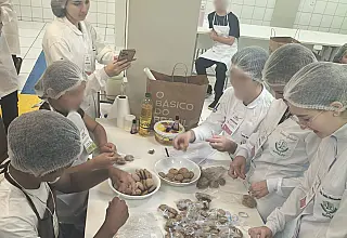 Projeto capacita adolescentes acolhidos para trabalhar no setor de alimentação