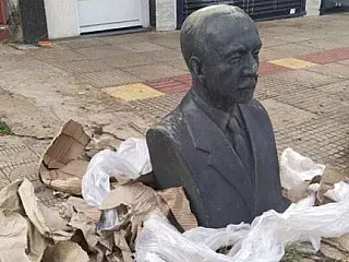Busto de ex-prefeito é furtado e amanhece em meio ao lixo na Dom Aquino