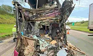 Colisão entre Ônibus e Caminhão deixa 2 Mortos e Dezenas Feridos