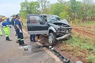 Motorista fica ferido em acidente envolvendo caminhonete e duas carretas na MS-377