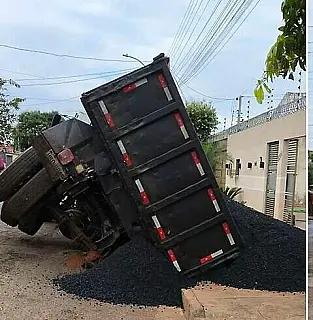 Caminhão com massa asfáltica tomba em via movimentada de Paranaíba
