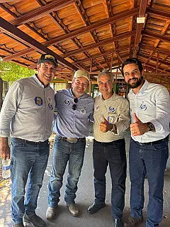 Eduardo Riedel participa de passeata e adesivaço em Deodápolis