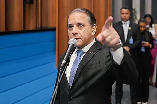 Coronel David propõe reforço contra fidelização em contratos de serviços