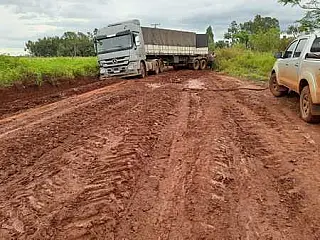 Produtores organizam manifestação na prefeitura pedindo melhorias urgentes nas estradasna prefeitura