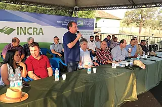Gerson Claro participa da entrega de títulos de posse a assentados de Terenos e Dois Irmão