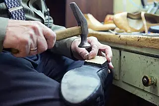 Dia do Sapateiro valoriza profissionais que preservam a arte de fabricar e consertar calçados