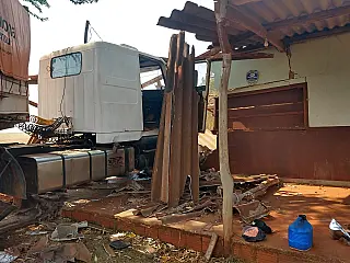 Após colisão, carreta destrói Bar da Ponte no Geraldo Garcia em Sidrolândia