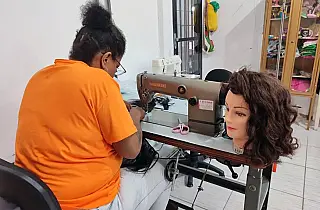 Apreendidos, cabelos contrabandeados viram perucas solidárias em presídio de MS