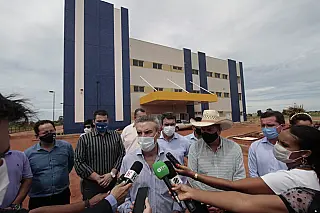 Paulo Corrêa entrega obras de saneamento e vistoria construção de hospital em Três Lagoas
