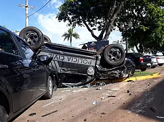 A caminho de ocorrência, viatura da Polícia Civil capota após colisão