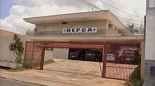 Pai com Covid abraça e beija de propósito filha de 10 anos, diz mãe ao denunciar caso