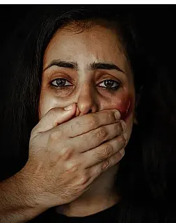 Duas crianças, menores de 6 anos, presenciaram quando o pai assassinou a mãe