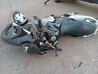 Motociclista fica ferido após colisão com carro em Aparecida do Taboado