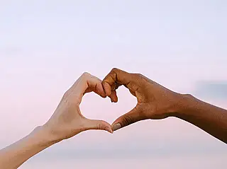Dia Mundial do Elogio destaca o poder das palavras positivas e da valorização das pessoas