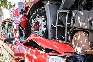 Seguradora de caminhão tem 3 dias para dar novo carro à motorista de Corsa esmagado
