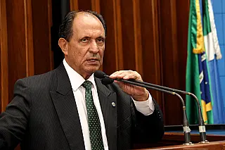 Sem parar o trabalho, Zé Teixeira tem alta e se recupera em casa