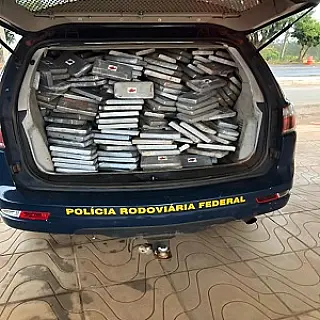 PRF apreende mais de 340 kg de cocaína escondidas em fundo falso de caminhão em MS