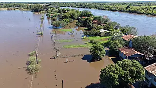 Rio Ivinhema sobe quatro metros e alaga casas de veraneio na região