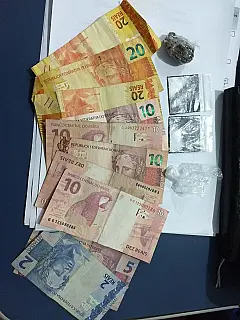 Homem é preso e adolescente é apreendido por tráfico de drogas e direção perigosa