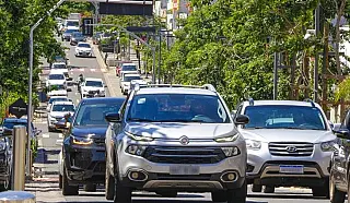 Prazo para licenciar veículos com placa final 0 termina na terça-feira