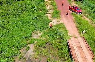 Bombeiros de MS atuam para preservar pontes na Estrada Parque, vegetação e moradias de ribeirinhos