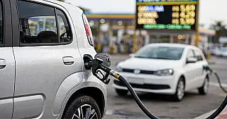 Governo amplia redução de impostos sobre a gasolina e o etanol