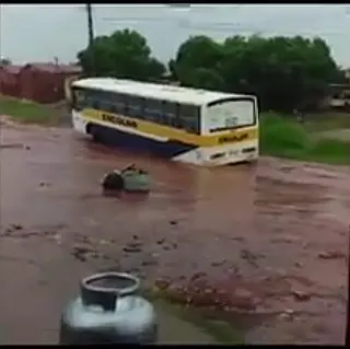 DESCASO - Ônibus escolar com crianças cai em valeta no meio da rua