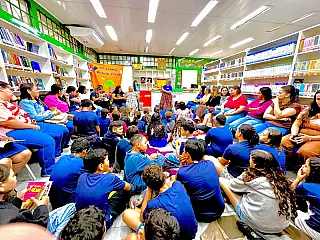Colônia de Férias incentiva a leitura em atividade na Biblioteca do SESI
