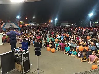 Homenagem às crianças reúne multidão na Praça Central