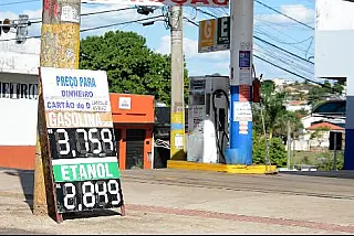 Gasolina cai pela metade nas refinarias, mas só 5% nos postos