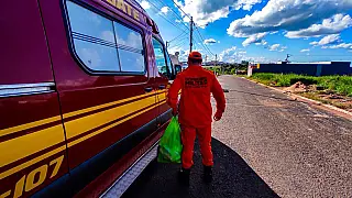 A guarnição empenhada na viatura UR-107 realizou a entrega de uma cesta básica a uma família