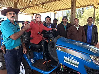 Terra Solidária recebe tratores e pulverizador para auxiliar na agricultura familiar