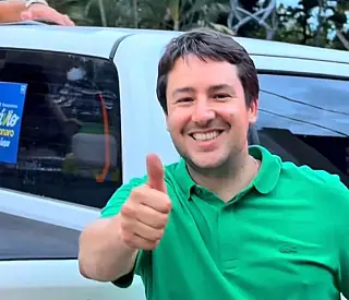 Paranaíba registra adesivaço em apoio a Flávio Bolsonaro