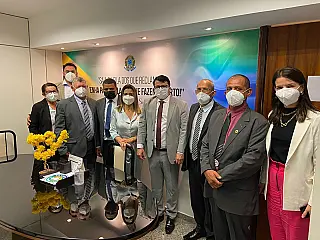 Senadora Soraya Thronicke recebe demandas do prefeito de Vicentina e de Rio Verde