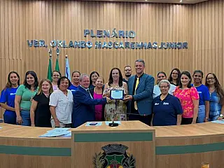 Vereadores homenageiam diretora por avanços na educação municipal em Aparecida do Taboado