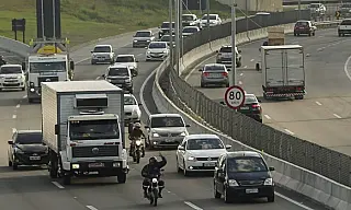 Justiça autoriza multa a quem dirigir com farol desligado de dia em rodovias