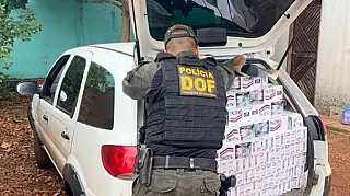 Veículos carregados com cigarros são abandonados e apreendidos pelo DOF, em Vila Vargas