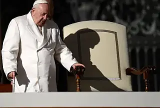 Jornal italiano aponta AVC como causa da morte do Papa Francisco