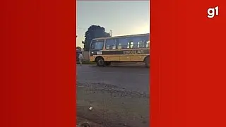 Criança de 7 anos morre atropelada por carreta bitrem a caminho da escola.